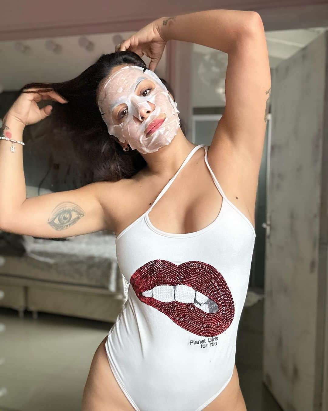 ラリッサ・リケルメのインスタグラム：「Razones por las que amarás nuestra Máscara Facial Anti-Edad de Hada Labo Tokyo™ 💕  🌸 Alisa las líneas de expresión y restaura la firmeza de tu piel 🌸 Contienen los ingredientes ideales para mejorar visiblemente tu piel.  🌸 Son ideales para todo tipo de piel. 🌸 No irritan. 🌸 Son libres de parabenos, sulfatos, gluten, fragancias, colorantes y aceites minerales.  ¿Todavía no las has probado?   🛒 @cassanellosaic   Ve por la tuya, tu piel te lo agradecerá 🥰   #antiagingskincare #skincareproducts #hadalabotokyo #skincareroutinesthatwork #skincare #acidohialuronico #acidohialuronicochile #sheetmask」
