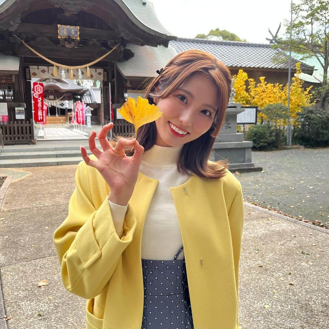 山下七子のインスタグラム：「こんばんは🌙 今日も一日お疲れ様でした！  先々週のお天気中継は吉富町にある 八幡古表神社からお伝えしました🍂 立派な八幡宮には多くの神様が祀られていまして 住吉神社は神運の神様、四十柱神社は芸能上達の神様が祀られているんです✨  参道は木々が沢山で中には 紅葉が綺麗に色づいてきているものもありました〜🍁  こちらの神社は神相撲と言った鎌倉時代からある珍しい神事があるんです！４年に1度しか開催されないということで 次は来年の8月に開催されるそうですよ⛩️ 迫力がある珍しい神事を是非皆様にも見ていただきたいです☺️☺️  #アサデス#アサデスKBC#KBC#お天気お姉さん#福岡県#冬コーデ#お天気中継#吉富町#八幡古表神社#紅葉」