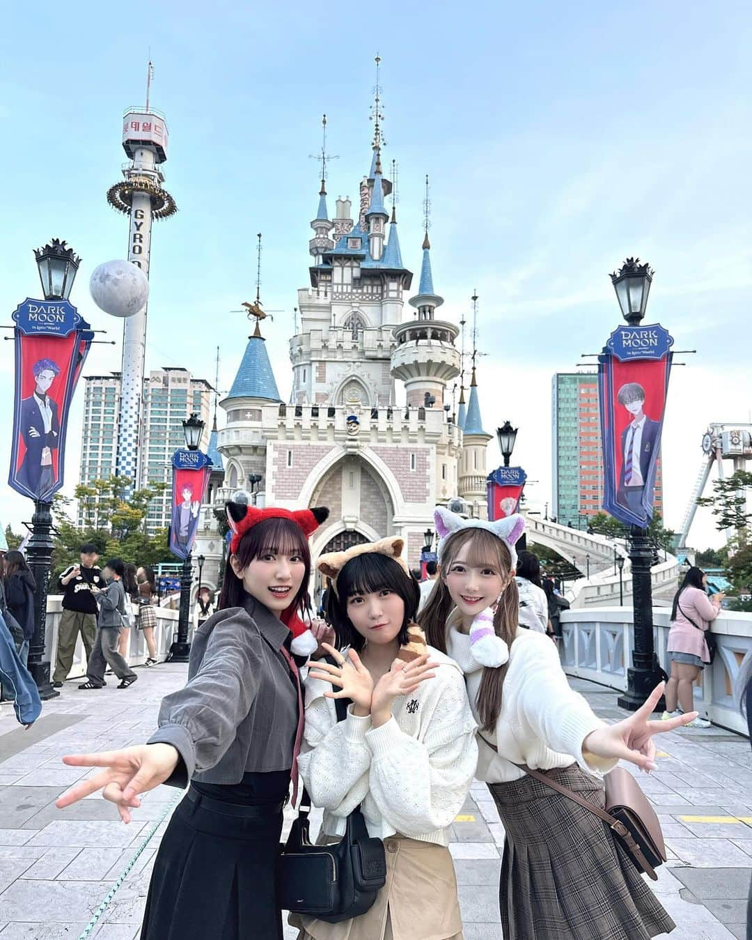 谷崎早耶のインスタグラム：「🏰🎀  韓国のロッテワールドに行ってきました〜♡♡  ロッテワールドに行ったときのオフショットです📷´- ずっと行ってみたかったから念願叶ってうれしすぎだた💭  みんなで色違いのカチューシャも付けれたんだあ🦊🤍  #いこのいじょいch 韓国ロケ、瞳さんも4人で…！！ 本当にたのしくてしあわせすぎる時間でした😭🇰🇷💓」