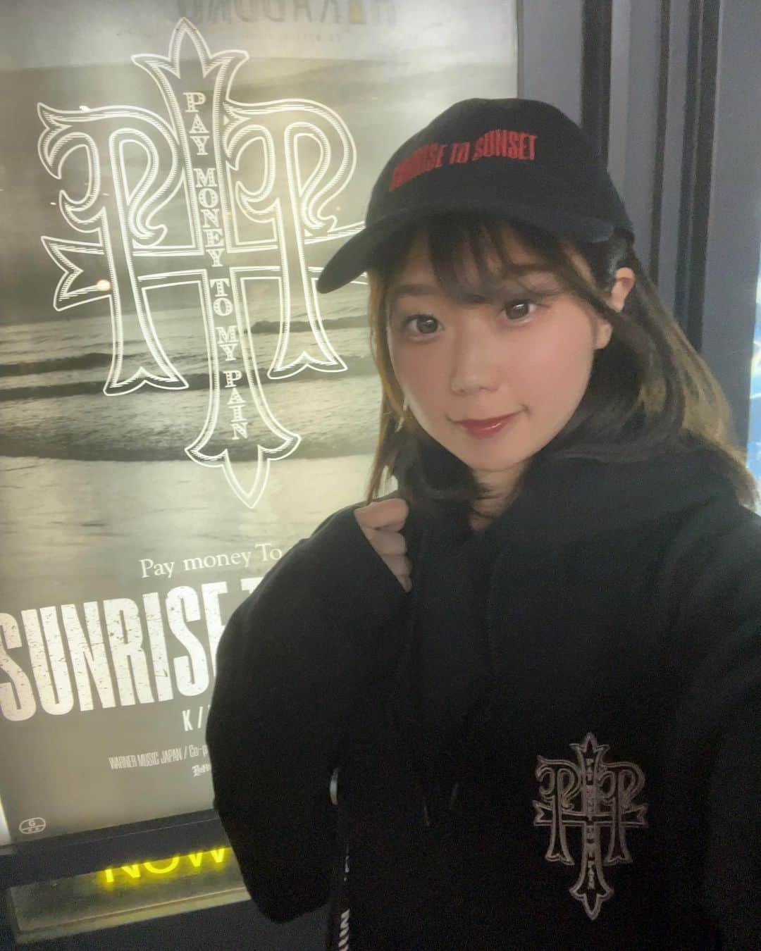 鈴乃八雲さんのインスタグラム写真 - (鈴乃八雲Instagram)「#sunrisetosunset 2回目観てきた時の写真📷 入場特典のステッカー、グッズコンプリート🫶🥰💓  #paymoneytomypain  #ptp #paymoneytomypainforever #music #cinema #映画 #映画鑑賞 #映画館  #映画紹介 #音楽 #rock #ロック #ロックバンド #ラウドロック」12月6日 22時05分 - yakumo_suzuno