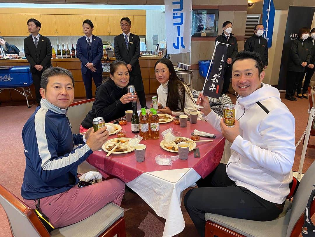 宮下純一さんのインスタグラム写真 - (宮下純一Instagram)「TORAJI Masters 2024にお声をかけていただプレーさせていただきました🥰今回はスタートの1組目ということでスタートホールのティショットめちゃくちゃ緊張しましたね🤣🤣🤣女優の藤田よしこさん、兼岩美奈プロ、キリンビールの山本さんと本当に楽しいゴルフができました❣️トラジマスターズではお昼の昼食がお肉をスタッフの皆さんが焼いてくれるんです😍😍ゴルフしながら美味しい焼肉を食べての幸せな時間をトラジさんありがとうございます‼️プレーの放送は1/7のテレビ東京系列　16:00からオンエア予定です！スタート組だったのでニアピンの映像は使ってもらえるかも🤭🤭🤭🤭#トラジマスターズ2024 #toraji #焼肉 #お肉食べよう」12月7日 8時59分 - junichi1017