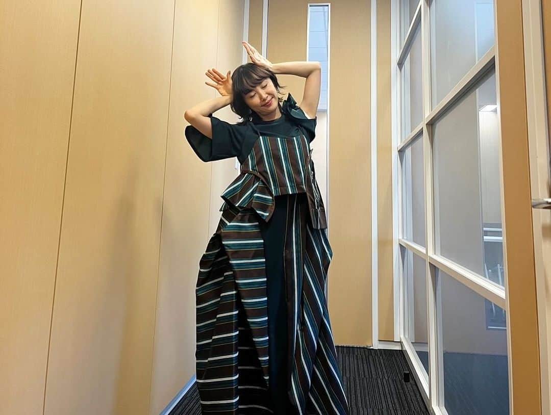 山口もえさんのインスタグラム写真 - (山口もえInstagram)「・  今夜放送のTBS「モニタリング」📺に 安めぐみちゃんと出演してきました♡ お仕事始まる前から終わった後も ずーっと喋ってたよね。笑 楽しいお仕事でした！！ それから最後２枚の写真は 「今日の晩ごはん何にしようか」 って悩んでるポーズ いつも仕事終わりはこんな感じ… です。笑  #tv #モニタリング  #大好きな番組 に #ついに出演しちゃったよ #❤️  #安めぐみ ちゃん」12月7日 7時31分 - moe_yamaguchi0611