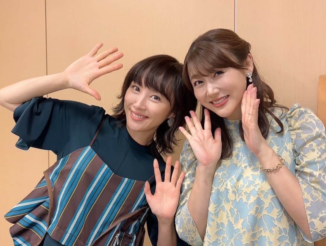 山口もえさんのインスタグラム写真 - (山口もえInstagram)「・  今夜放送のTBS「モニタリング」📺に 安めぐみちゃんと出演してきました♡ お仕事始まる前から終わった後も ずーっと喋ってたよね。笑 楽しいお仕事でした！！ それから最後２枚の写真は 「今日の晩ごはん何にしようか」 って悩んでるポーズ いつも仕事終わりはこんな感じ… です。笑  #tv #モニタリング  #大好きな番組 に #ついに出演しちゃったよ #❤️  #安めぐみ ちゃん」12月7日 7時31分 - moe_yamaguchi0611
