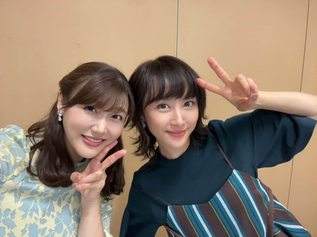 山口もえさんのインスタグラム写真 - (山口もえInstagram)「・  今夜放送のTBS「モニタリング」📺に 安めぐみちゃんと出演してきました♡ お仕事始まる前から終わった後も ずーっと喋ってたよね。笑 楽しいお仕事でした！！ それから最後２枚の写真は 「今日の晩ごはん何にしようか」 って悩んでるポーズ いつも仕事終わりはこんな感じ… です。笑  #tv #モニタリング  #大好きな番組 に #ついに出演しちゃったよ #❤️  #安めぐみ ちゃん」12月7日 7時31分 - moe_yamaguchi0611