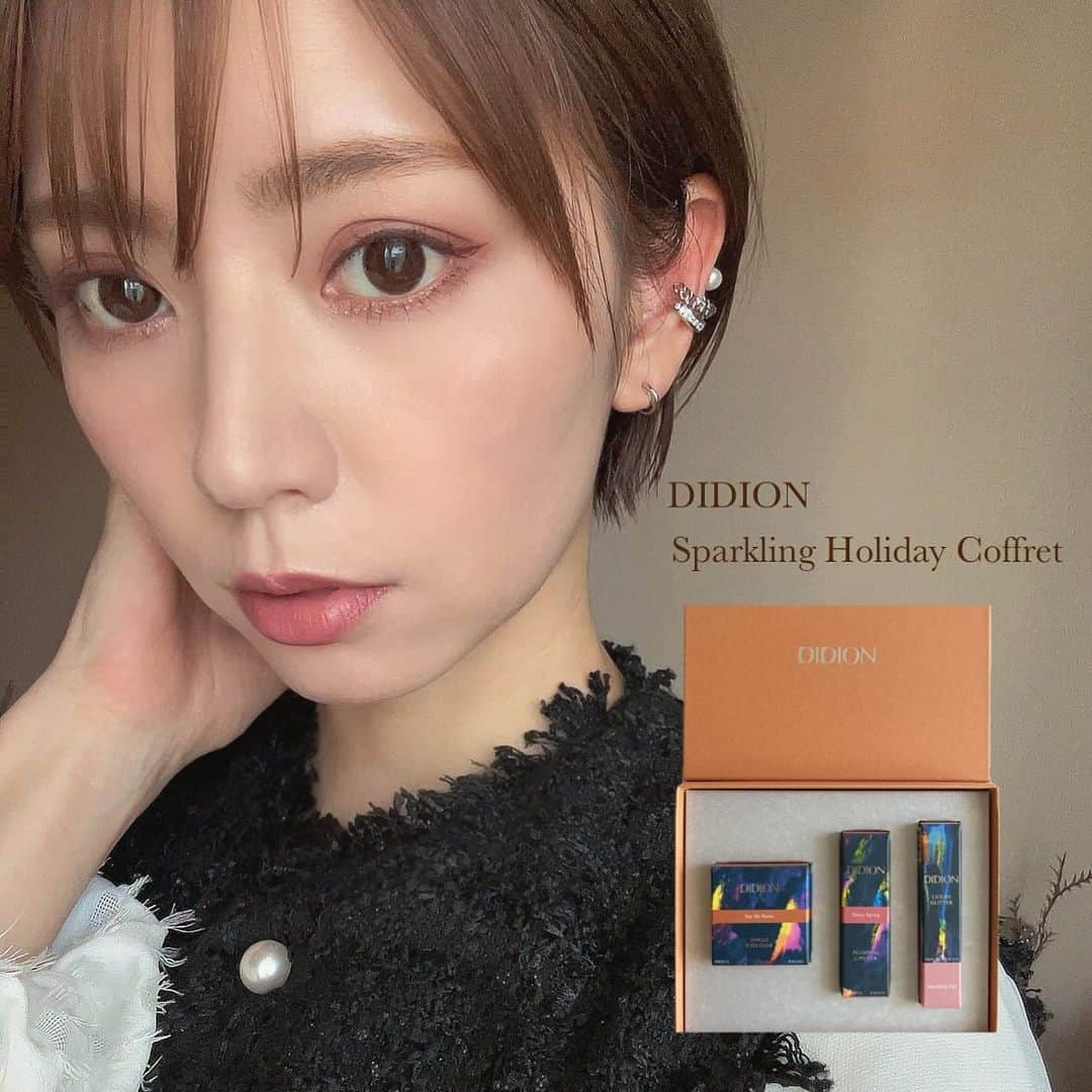 筒井愛実のインスタグラム：「． \ みんな大好きコフレの季節 /  ✔︎DIDION （ @didion_beauty ） Sparkling Holiday Coffret  ☑︎LIQUID GLITTER / 04 Sparkling Day DIDIONといえばグリッター✨大きさ・輝きの異なるラメがぎっしり入ったコフレ限定色のピンク🩷リキッドなので高密着でラメが飛散しにくいから最強です✌︎  ☑︎PLUMPING LIPSTICK / 03 Dusty Spring 究極のピンクベージュきた！何度塗り直してもクドくならず、ずーっと上品で可愛いカラー。 発色・ツヤ・うるおいのバランスが絶妙なサテン質感◎プランピング効果もあって唇をふっくら見せてくれます💋  ☑︎SINGLE EYECOLOR / 02 Say My Name ブリックブラウンの秋冬らしい温かみあるカラー🧣粉飛びしにくいしっとり柔らかなシルキー質感。セラミド効果で保湿効果もばっちり。  この3点はいずれもコフレにしか入っていないレアなカラーたち🎁  ☑︎SINGLE EYECOLOR / 01 THE MUST シーンを選ばない使いやすいベージュカラー🐪サテン質感の艶めきが上品で美しい✨ 重ね塗りで簡単に深みが出せるところも高ポイント◎  ☑︎PLUMPING LIPSTICK / 02 Preacher Man 2023年11月上旬に発売されたnew color💄 朱赤のようなパッと華やかなメイクの主役になるレッド。こちらもプランパー効果ありで、ボリューミーなリップに✨  DIDIONのプロダクトはロングラスティングで高発色なので、外気の乾燥・暖房の乾燥などで寒暖差でヨレやすい冬でも美しくいられてオススメ🎄♡ ． #PR #DIDION #プランパーリップ #リップ #アイシャドー #コフレ #グリッター #コスメレビュー」