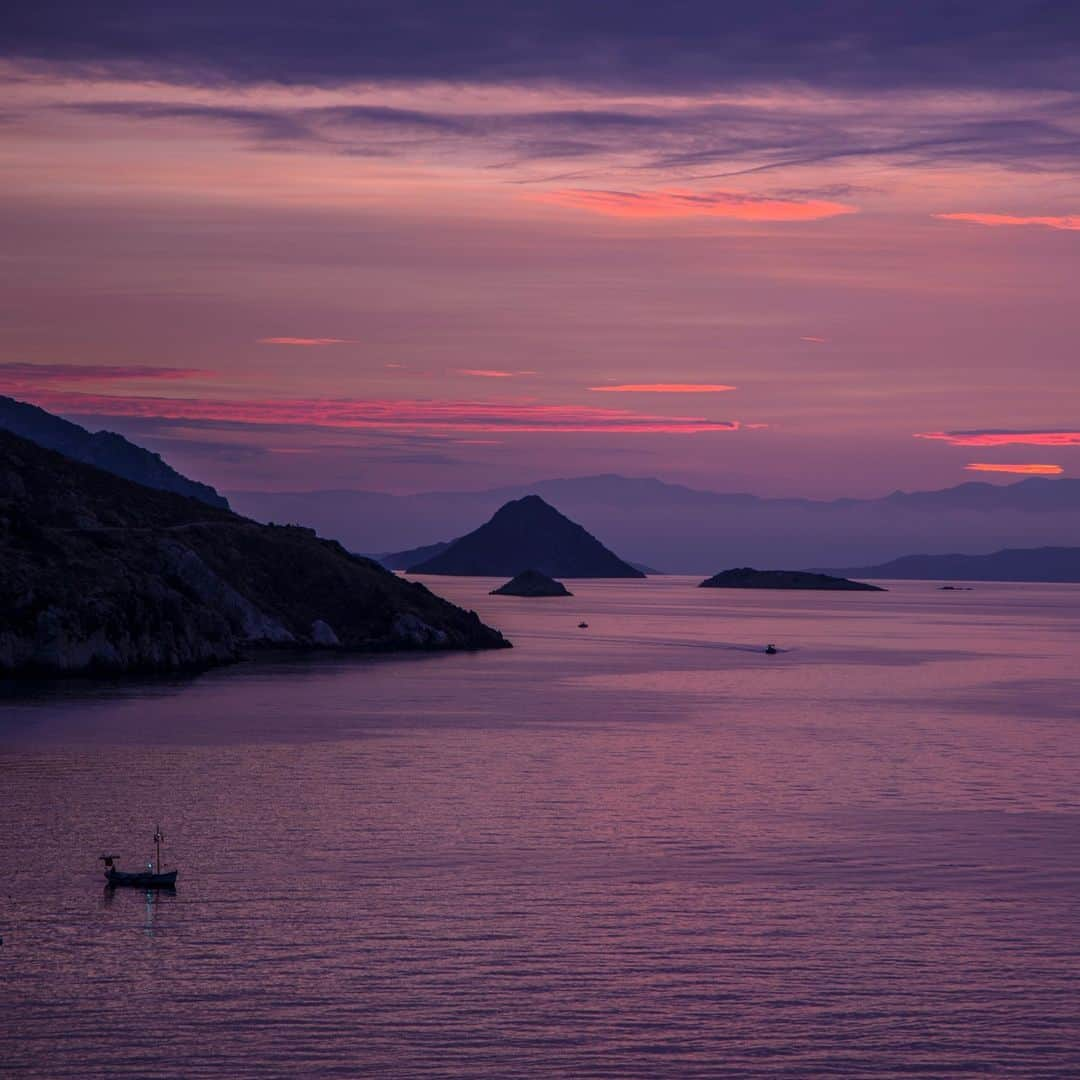 National Geographic Travelのインスタグラム：「Photo by Muhammed Muheisen @mmuheisen | The sun sets over the Argolic Gulf off the Greek island of Hydra.   For more photos and videos from different parts of the world, follow me @mmuheisen.」