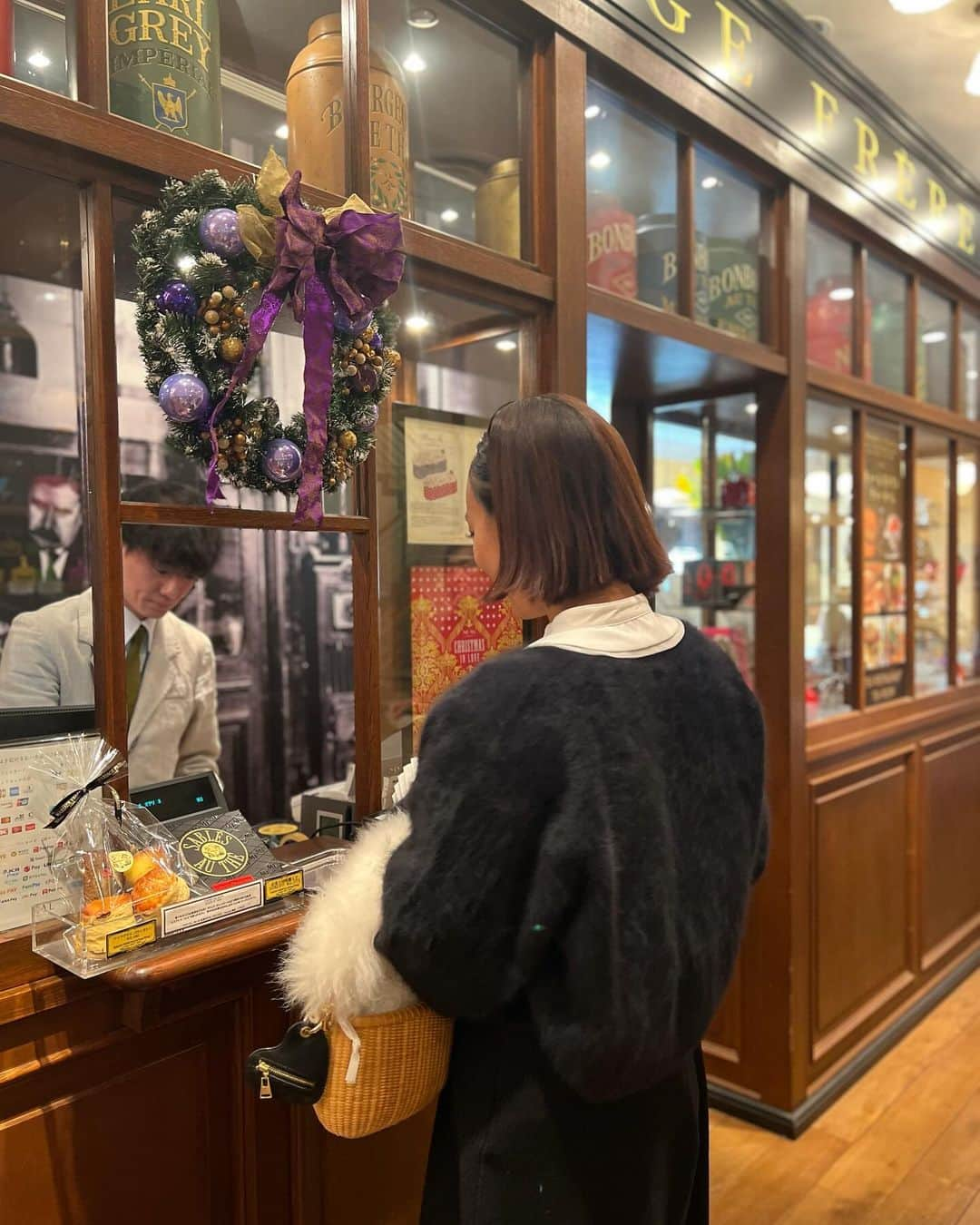 村上沙織さんのインスタグラム写真 - (村上沙織Instagram)「クリスマスに向けてお紅茶を買い足しに♡   みんな遊びに来てくれる事を予想していつもより多めに調達しました。紅茶って殺菌作用が強いからこの時期になると喉のために子供達にミルクティーを作ったりする事が多くなる。　喉痛くてやばーい！と言われたらホットの紅茶にはちみつ入れて飲ませてます♡  #マリアージュフレール #紅茶」12月7日 7時42分 - rosysaorimonster