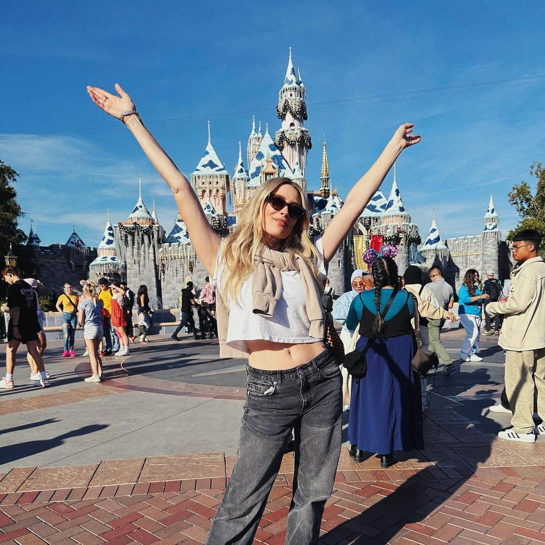 アリエル・ヴァンデンバーグさんのインスタグラム写真 - (アリエル・ヴァンデンバーグInstagram)「Big ol’ Disney dump. 🪄」12月7日 7時49分 - arielle