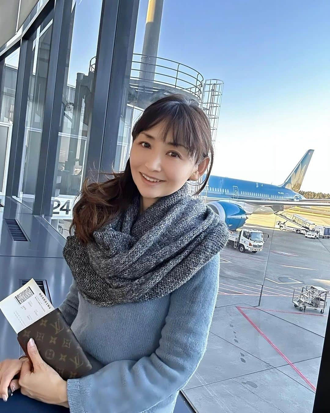 長谷川夕希子さんのインスタグラム写真 - (長谷川夕希子Instagram)「弾丸韓国🇰🇷旅行🛫行ってきます✨  日付け変わった深夜に羽田空港着🛬  一人旅は慣れっこだけど、 日帰りの海外は初めて😂 しかも、英語圏じゃないしちょい不安🥹  早速両替し忘れた🥲  無事にミッションクリアできますように😌💗  本日はストーリーで江南の街も ライブ配信しようと思ってますよ♪   旅行🧳、映えスポット✨、ファッション🕶️、グルメ、最新美容情報などほぼ毎日投稿してるアカウント⇨ @yukikogabby   いつも良いね👍&フォローありがとうございます🥹💗  #threads も見てね❣️ そちらもフォローしてくれると 嬉しいです😊  #成田空港  #naritaairport  #naritainternationalairport  #narita  #成田国際空港  #弾丸旅行  #アラフォーライフ #アラフィフライフ #美魔女 #大人女子旅  #一人旅  #一人旅女子  #一人旅行  #韓国旅行」12月7日 7時55分 - yukikogabby