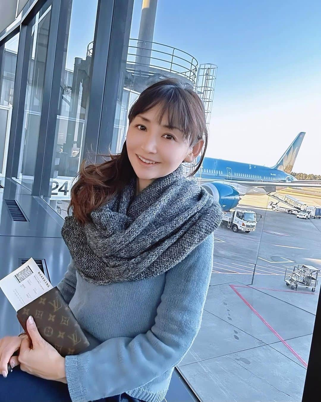 長谷川夕希子さんのインスタグラム写真 - (長谷川夕希子Instagram)「弾丸韓国🇰🇷旅行🛫行ってきます✨  日付け変わった深夜に羽田空港着🛬  一人旅は慣れっこだけど、 日帰りの海外は初めて😂 しかも、英語圏じゃないしちょい不安🥹  早速両替し忘れた🥲  無事にミッションクリアできますように😌💗  本日はストーリーで江南の街も ライブ配信しようと思ってますよ♪   旅行🧳、映えスポット✨、ファッション🕶️、グルメ、最新美容情報などほぼ毎日投稿してるアカウント⇨ @yukikogabby   いつも良いね👍&フォローありがとうございます🥹💗  #threads も見てね❣️ そちらもフォローしてくれると 嬉しいです😊  #成田空港  #naritaairport  #naritainternationalairport  #narita  #成田国際空港  #弾丸旅行  #アラフォーライフ #アラフィフライフ #美魔女 #大人女子旅  #一人旅  #一人旅女子  #一人旅行  #韓国旅行」12月7日 7時55分 - yukikogabby