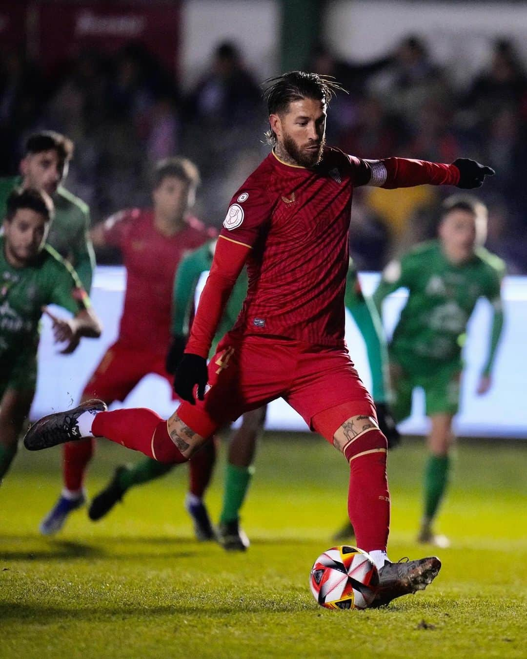 セルヒオ・ラモスのインスタグラム：「Contento por la victoria, el gol y mi estreno como capitán. Ya pensando en el sábado, @sevillafc.   Pleased with the win, the goal and to captain the team for the first time. Minds already on Saturday.」