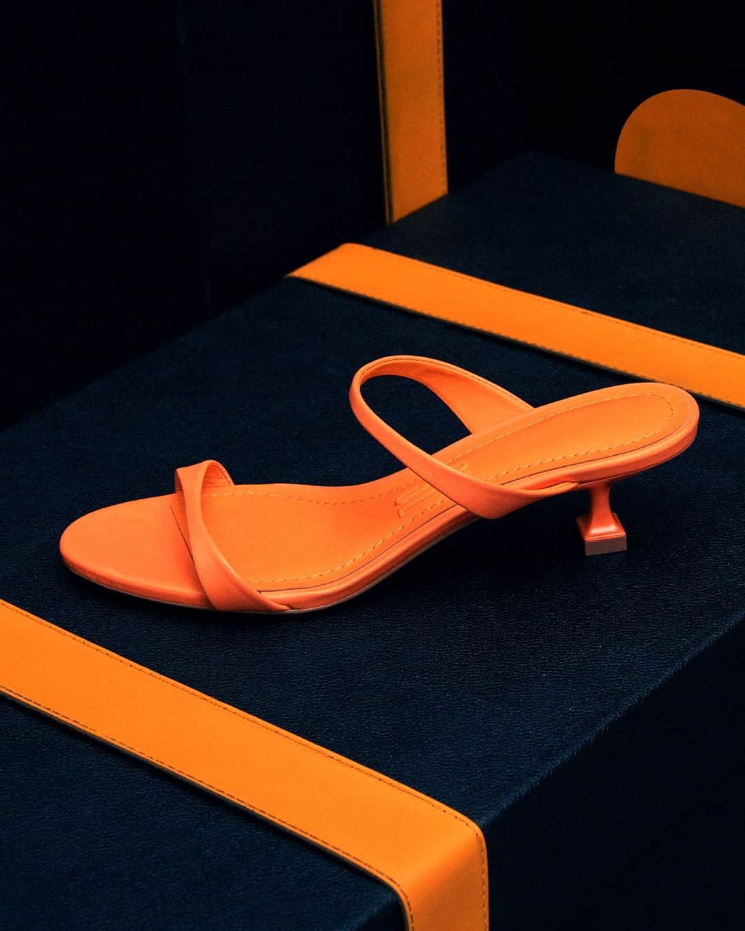 Santa Lollaのインスタグラム：「GIFT GUIDE SL | Para uma proposta mais moderna e trendy, a seleção de shapes clássicos do closet feminino é editada numa paleta potente que flerta com o acabamento neon. Com salto taça, o mule é item obrigatório na mala de férias e imprime o ar minimalista e elegante para os dias quentes de verão. [ R$199,90 cada ] #santalolla #santalollanatal23 #brightcolors #giftguideSL」