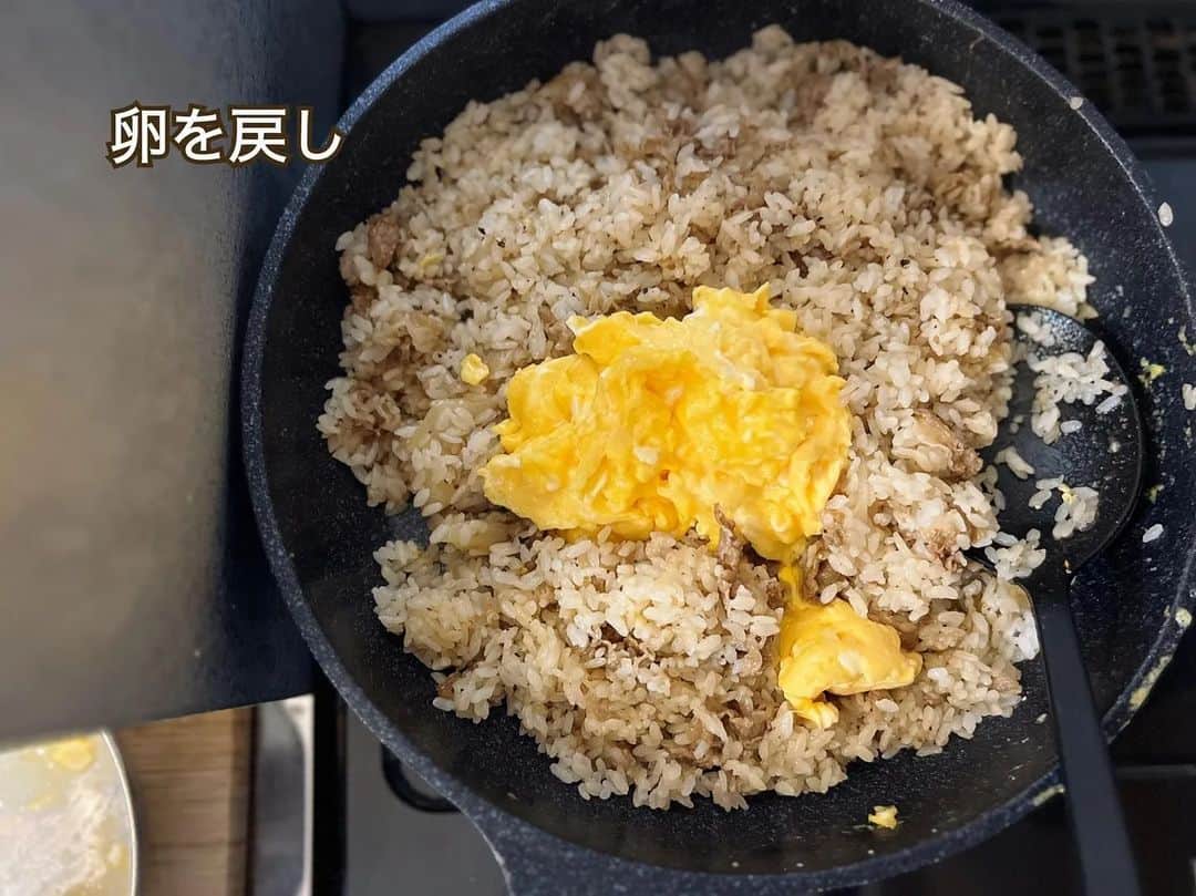 吉野家さんのインスタグラム写真 - (吉野家Instagram)「包丁、まな板使わない！！《めちゃくちゃ美味いチャーハン》  📣 @_yu_ko.a.r さんの投稿をご紹介！！ ぜひ参考にしてくださいね💗  そりゃ美味いに決まってる！ ・ 吉野家の牛丼の具がいつも冷凍庫にあるので、 肉が無い最後の晩御飯はこれでした。 （やっとこの次の日に肉買った、笑） ・ めっちゃ美味い！しかも、まな板も包丁も使わないし、 2袋で4人前出来ちゃう神なレシピです。 （神なのは吉野家やろ！はい、すみません、笑）  ⁡～～～～～～～～～～～～～～～  #おうち吉野家 は 忙しいママとパパの味方！  皆さんの#おうち吉野家 を使った レシピをご紹介中🍀 吉野家冷凍食品で カンタンおいしいごはんを楽しもう♪ 定期便注文する人が急増中！の おうち吉野家を ぜひ公式サイトよりお買い求めください☺  公式サイトはプロフィールURLから🔽 @yoshinoya_co_jp  #おうち吉野家 #yoshinoya  #吉野家冷凍牛丼の具 #牛丼 #時短レシピ #お手軽レシピ #炒飯 #チャーハン #焼き飯  #お助けレシピ#アレンジレシピ  #時短ご飯 #肉うまレシピ  #今日のごはん  #美味しいもの好きな人と繋がりたい #料理好きな人と繋がりたい #肉うまレシピ #お店の味 #簡単レシピ大好き  #今日のメニュー」12月7日 12時00分 - yoshinoya_co_jp