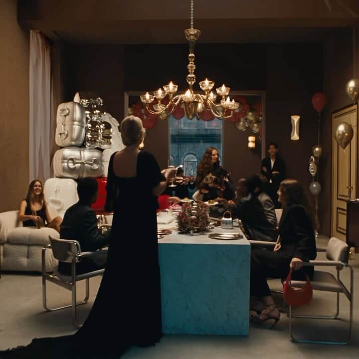 Vogue Brasilのインスタグラム：「A temporada de festas da @gucci chega alinhada à visão de seu diretor criativo Sabato de Sarno (@sabatods). Na campanha #GucciGift, inspirada pela arte de presentear, ele dá mais um passo na apresentação do seu universo para a casa italiana. Assim, sapatos, acessórios de couro, jaquetas, peças de jeans e seda e a icônica bolsa Horsebit 1955 têm seus códigos clássicos reinterpretados enquanto infundem a narrativa criada pelo diretor bem a tempo dos presentes deste Natal.   Diretor criativo: Sabato De Sarno  Diretor de arte: Riccardo Zanola  Diretor: Marcell Rev  Fotógrafo: Anthony Seklaoui  Stylist: Alastair McKimm  Maquiagem: Sam Visser  Cabelo: Benjamin Muller」