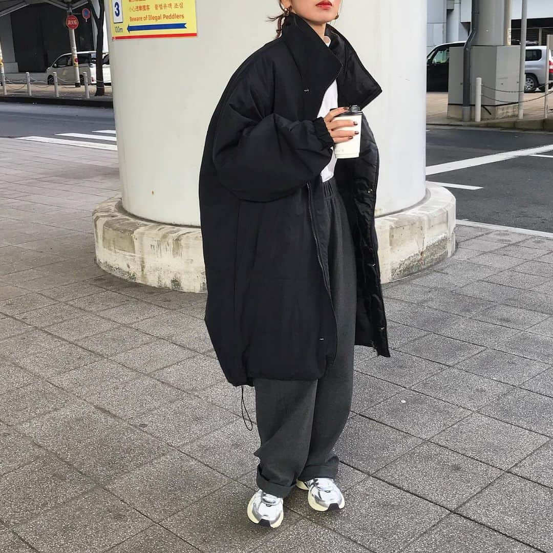 kumikaのインスタグラム：「娘を迎えに空港へ✈️  @nugu_klee originalのモンスターコートblackに、uniqlouのブラッシュドジャージーパンツgray👖💓  このモンスターコート、マットな素材が可愛いすぎて🥰 お尻すっぽりであったかいし軽いからめっちゃ着やすい🙆‍♀️💓💓  商品届いた方から、この丈感、サイズ感がめちゃくちゃ可愛いって喜んでもらえて嬉しい🥰🙏 デザイナーさんと夜な夜な何回もシルエットの微調整した甲斐があった😭💓  テーパードシルエットが好きすぎて、お気に入りすぎるuniqlouのブラッシュドジャージーパンツ♡ ほっこりな生地とウエストゴムと紐のめっちゃ楽ちんな冬パンツ👖⛄️ 旦那さんもmen'sの方を購入して、寒くなってきたから2人して愛用してます☺️👍 . . . . outer @nugu_klee  pants#uniqlou#ブラッシュドジャージーパンツ  shoes#nike#v2krun  . . . . . #冬コーデ#冬アウター#モンスターコート#ダウンコート#ecwcs #casual#古着女子#軍物#スウェットパンツコーデ#uniqlo#ユニクロ#ユニクロコーデ#nikeshoes #メタリック#グレーコーデ #tbt#ootd#instafashion#outfit#ママコーデ」