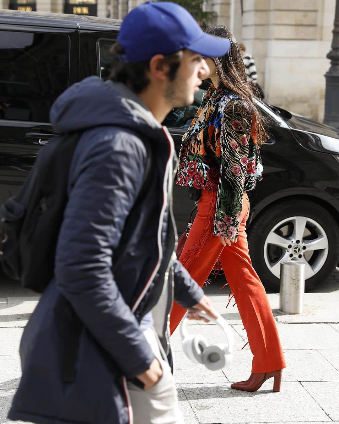 Lee Oliveiraのインスタグラム：「Recently, I have been receiving several messages specifically mentioning the “in motion” series. I am truly grateful for the overwhelming positive and constructive feedback I have received regarding these visuals.  These images capture the essence of everyday life in public, infused with the fashionable presence of guests during fashion week in various cities. It is a daunting task to capture genuine street style in today’s world, but I am always excited when I come across individuals who possess a remarkable sense of style.  In fact, there are instances where what may appear “not so pretty” at first glance is actually a captivating piece of art frozen in time, seamlessly intertwined with a unique sense of fashion.」