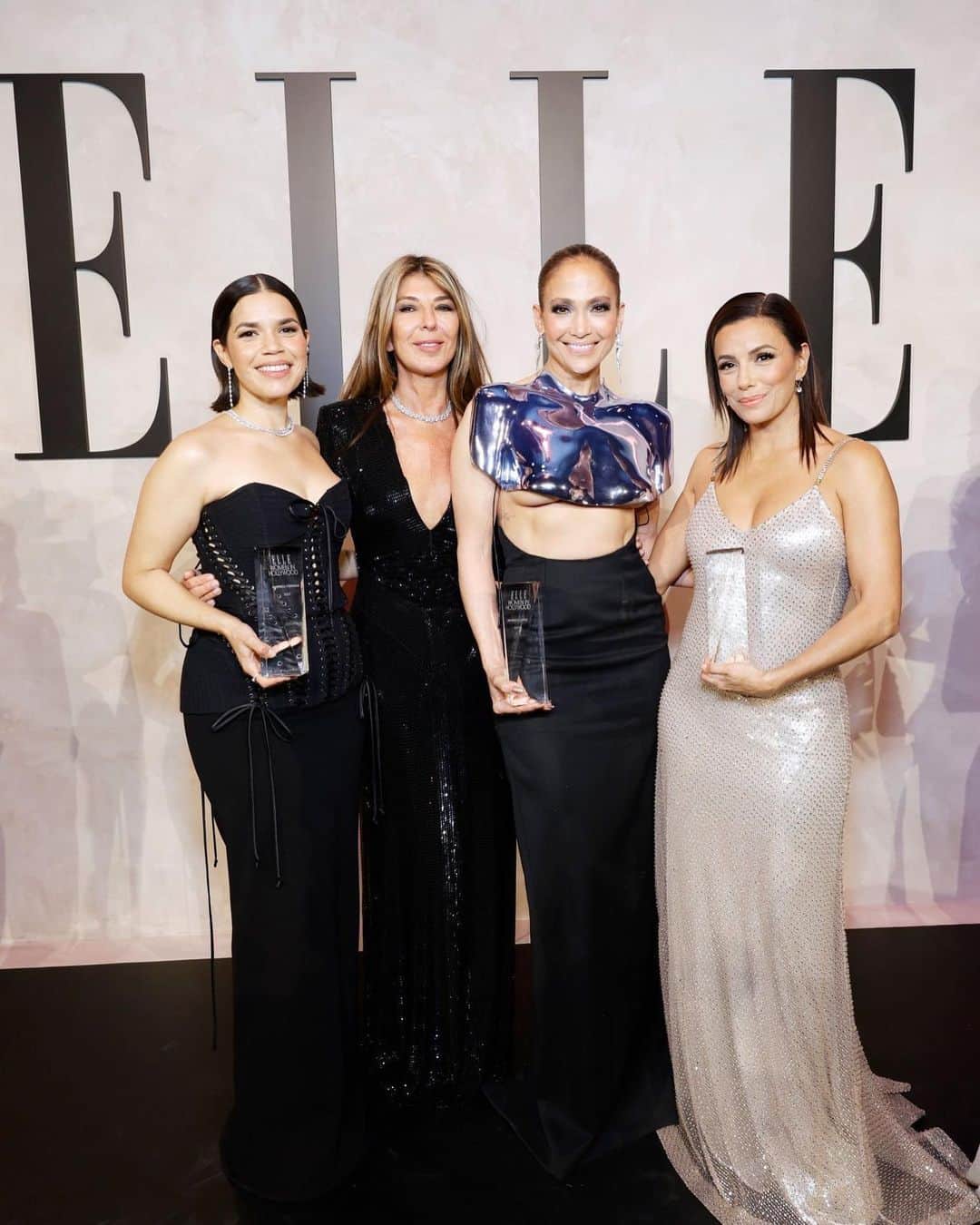アメリカ・フェレーラのインスタグラム：「Santa Maria! Hot damn! Holy Shmoly!! I can not find the words to convey the amazingness of last night at Elle Women in Hollywood. Being in a room full of women I love and admire was life-giving! Every single speech was personal, wise and profound. My soul sister Eva Longoria presented me with the most moving speech I have ever had given to me. She made me sob as only she can because she is the person in this industry who knows my experiences so intimately and really truly sees me. Thank you Eva for presenting to me even as you were being honored yourself by the equally amazing @kerrywashington ! Slide 7 is the look on my face all night- just deeply in awe and in gratitude to witness the light of all the women being honored - @lilygladstone @jlo @tarajiphenson @tasiasword @daniebb3 #JodieFoster #GretaLee @evalongoria   Thank you @elleusa & @ninagarcia 💜  And I was so honored to have some of my favorite Women in Hollywood by my side, my team and mentors who fight for me and lift me up every day- @trustalexandra @kawachouttt @haubegger @carriebyalick @ntlmoran @taranitup49 @secretagentm   This past week has been overwhelmingly full of love and recognition for my work as an actress and advocate. I don’t take a single moment of it for granted. Thanks for being on the journey with me. 🥹  And thank you as ever to the glam team that helps me look and feel as powerful on the outside as I do on the inside 😘 @karlawelchstylist  @carolagmakeup  @hairbyaviva  @jamiespradley  @gracewrightsell」