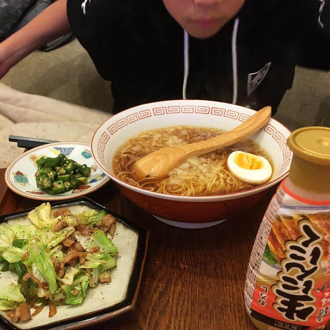 シンプルご飯が好き。さんのインスタグラム写真 - (シンプルご飯が好き。Instagram)「サッカー帰りの末っ子 ラーメン目の前に心踊る🕺 にんにくがマイブームです。  久々の投稿にやり方を忘れそうでした。  皆様お元気ですか？ ワタシはすこぶる元気です  あっという間に６年生の末っ子は卒業まであと3ヶ月　とうとう身長が同じになりました  サッカーチームの卒団式用ムービーを頼まれまして、選曲しながら呑む毎日を送ってます。  出来上がりを想像しながらひとりで毎晩泣くなんて、年取ると涙脆くてこまります。  ままだなんにも手をつけてないのに笑  動画作るの得意な人、いたよなー。🫣 我こそはって方ご連絡お待ちしています。」12月7日 8時25分 - heavydrinker