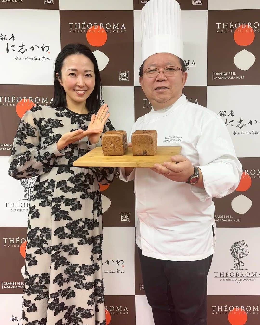 徳重杏奈のインスタグラム：「🍞🍫 銀座に志かわとテオブロマのコラボ商品、 バレンタイン限定 「テオブロマ監修 贅沢カカオ食パン」の 発表会の司会をさせていただきました。 ⁡ テオブロマが2016年から支援しているマダガスカルのカカオ豆を使ったチョコレート食パンです。 ⁡ 生地にマダガスカル産カカオのチョコレートが練り込まれているだけでなく、ランダムに砕かれたチョコレートもたっぷりと入っています。 ⁡ そのまま食べてももちろん美味しいですが、 土屋シェフのおすすめは 無塩バターを塗って少しトーストし、蜂蜜とフランボワーズジャムをつける食べ方だそう。 ⁡ 銀座に志かわとテオブロマ、そして、マダガスカルのカカオ農家のみなさんで生み出した食パンは2月1日〜14日の期間限定販売です😌 ⁡ 銀座に志かわの広報の方が 来月🧒🏻が2歳の誕生日を迎えることを知ってくださっていて、素敵なプレゼントをご用意してくださいました。 ありがとうございます🥺✨ ⁡ ⁡ ⁡ #銀座に志かわ #水にこだわる高級食パン #テオブロマ #theobroma #土屋公二 シェフ」