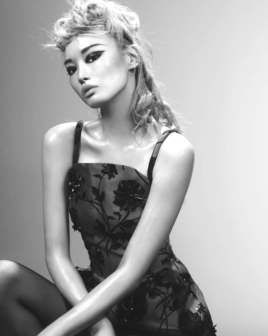 フェルナンダ・リーのインスタグラム：「@vmagazine Winter 2023 ✨️」
