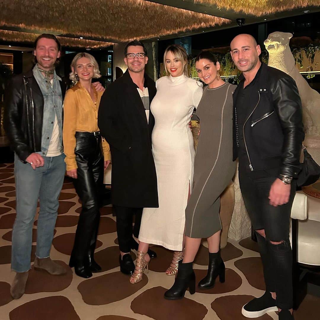 リアン・スグデンのインスタグラム：「Midweek feast @fenixrestaurants …💛✨」