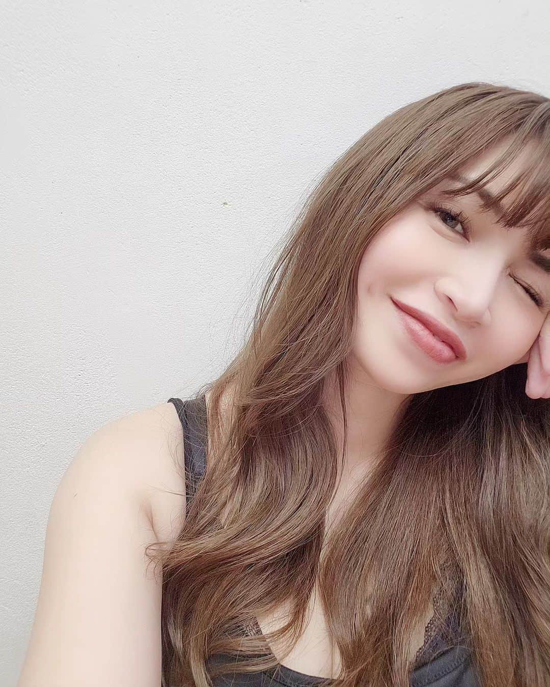 yuina.ushio ueharaのインスタグラム：「生活整えるために 早く寝て早く起きる予定だったのに 爆睡で寝坊しました😌  ちょっと今月はハードだから 3日に1回は見直しの時間もうけないと 時間に流されそうだ。  もう木曜日。  ▷@0g_information  年末キャンペーン日々開催中  ▷@caferoute29  まぜめん、パフェ、ドリンク コワーキングスペース 休憩としても♡ 夜はシーシャバー ✔️ @route29shishabar  ▷ @ryukyu_hogushido サクッとマッサージ  ▷@karaoke_okinawa カラオケ導入なら🎤  ▷@dazzystore_okinawa 可愛いドレスやエッセンシャル ゴルフウェアおいてます！  よろしくお願いします😊  その他事業もまた報告させてください❤️ なにかあったときに、私の顔が思い浮かんでくれたら嬉しいな🥰」