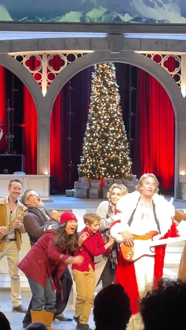 シャロン・ローレンスのインスタグラム：「#loveactuallylive at the @thewallisbh is such a satisfying treat. 👏 It’s a brilliant concept using the hit film #loveactually as a basis for a story told with popular music, mirroring the movie and leaving us all a bit more in love.🥰  Special shout out to producer @shanescheel, and @ftrlive Musical Director and Arrangements by shouthollermusic , who created this from @mrrichcurtis modern classic.  Congratulations to this delightful cast showcasing talent from #broadway to #vegas, AmericanIdols to #middleschoolers  In a time when is hard to find consensus on much, I think we could all agree that @loveactuallyfilm is of the best #christmas movies of all time, right? Seeing it live (with some good pals , like @misssarahutterback , @awalkk35 , @casstroywalker and @jonathandbennett 🥰) at one of #latheatre finest venues, #thewallis in #beverlyhills, is something you shouldn’t miss! Runs thru Dec 30th ! Tkts link in my bio.」