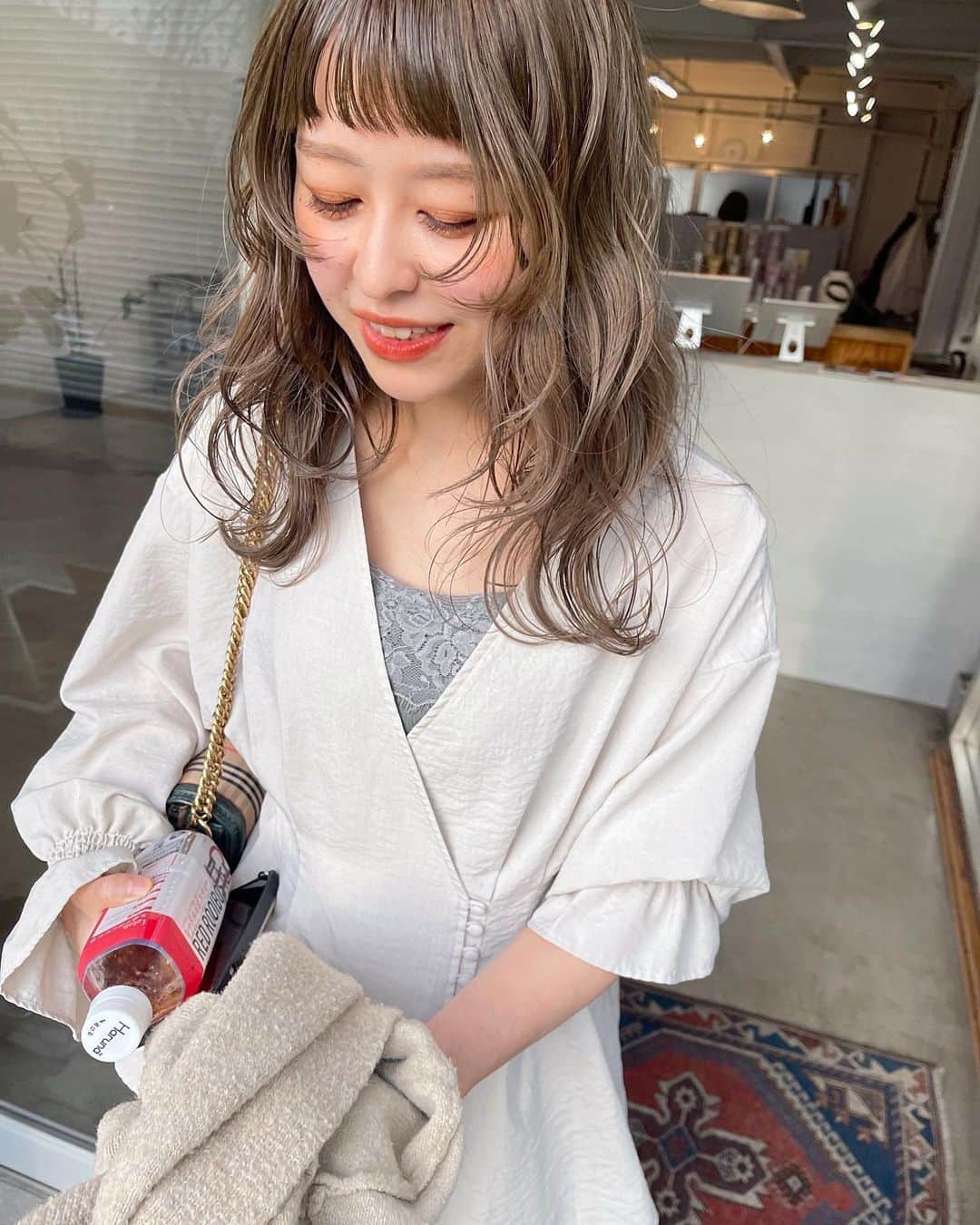 sakincho1028のインスタグラム：「くすみすぎてないやわらかいベージュ🌼 わたしもとっても好きな色🐏  #sakinchohair #hairarrange#hair#arrange#hairset#ヘアアレンジ#アレンジ#ヘアセット#豊橋#美容室#豊橋美容室#ヘアカラー#ハイトーン#ハイライト#前髪カット#前髪#ベージュ」