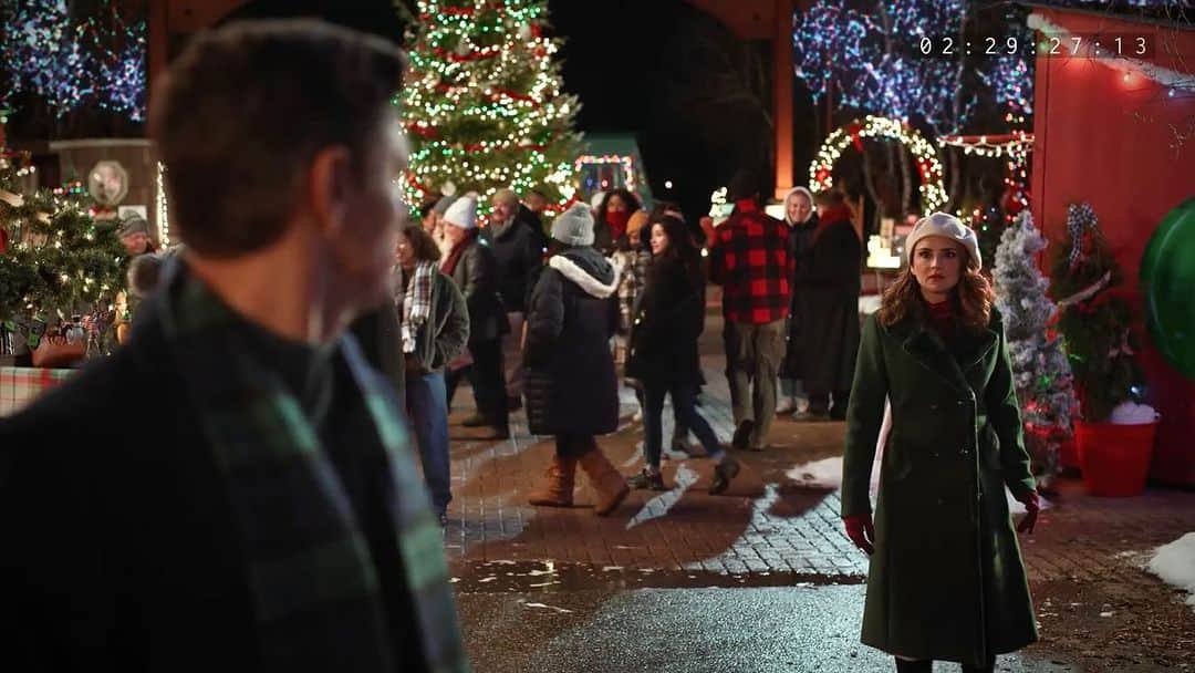 レイチェル・リー・クックさんのインスタグラム写真 - (レイチェル・リー・クックInstagram)「Excited to share a few more images from Rescuing Christmas premiering tomorrow on @hallmarkmoviesnow !!  @ahmedmawasofficial why can’t I find one of us?!halp @emosswilson !!😂🎄🤗」12月7日 8時52分 - rachaelleighcook