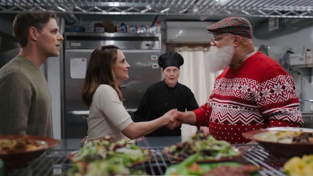 レイチェル・リー・クックさんのインスタグラム写真 - (レイチェル・リー・クックInstagram)「Excited to share a few more images from Rescuing Christmas premiering tomorrow on @hallmarkmoviesnow !!  @ahmedmawasofficial why can’t I find one of us?!halp @emosswilson !!😂🎄🤗」12月7日 8時52分 - rachaelleighcook