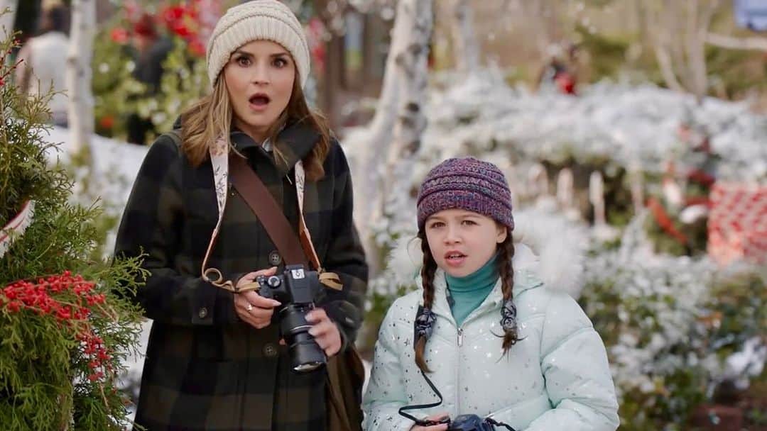 レイチェル・リー・クックさんのインスタグラム写真 - (レイチェル・リー・クックInstagram)「Excited to share a few more images from Rescuing Christmas premiering tomorrow on @hallmarkmoviesnow !!  @ahmedmawasofficial why can’t I find one of us?!halp @emosswilson !!😂🎄🤗」12月7日 8時52分 - rachaelleighcook