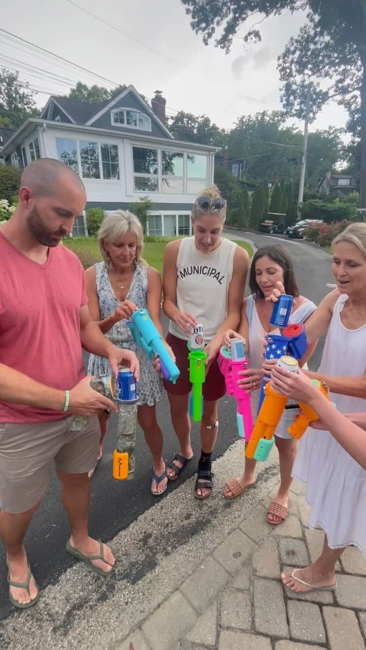 エレーナ・デレ・ダンのインスタグラム：「Whole family got it in!  cheers #beerme #giftideas」