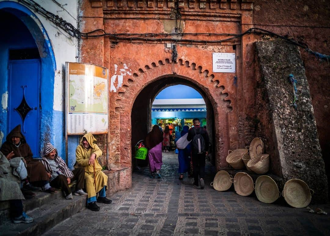 ライカさんのインスタグラム写真 - (ライカInstagram)「Maze of indigo   A mysterious journey through the azure lanes. What are your tips on using contrasting tones in photography?  📷:@ruipires.photographer with Leica SL2 #LeicaCamera #Leica #🔴📷」12月7日 0時00分 - leica_camera