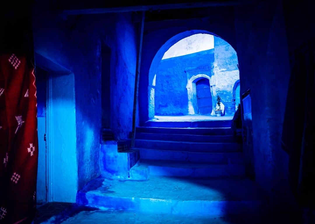 ライカさんのインスタグラム写真 - (ライカInstagram)「Maze of indigo   A mysterious journey through the azure lanes. What are your tips on using contrasting tones in photography?  📷:@ruipires.photographer with Leica SL2 #LeicaCamera #Leica #🔴📷」12月7日 0時00分 - leica_camera