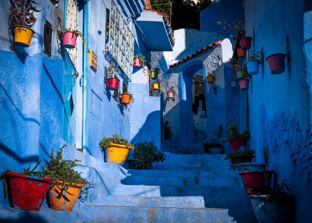 ライカのインスタグラム：「Maze of indigo   A mysterious journey through the azure lanes. What are your tips on using contrasting tones in photography?  📷:@ruipires.photographer with Leica SL2 #LeicaCamera #Leica #🔴📷」