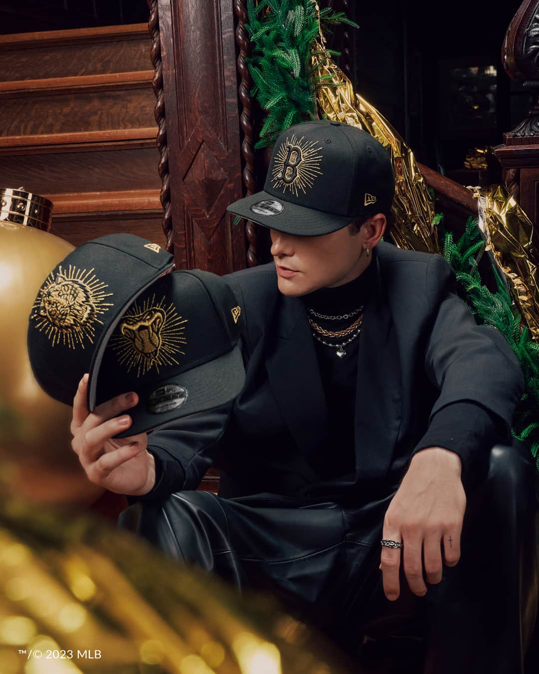 ニューエラ・キャップのインスタグラム：「Go out with a bang in the Metallic Logo collection. Gilded MLB, NFL, and NBA team logos stand out against a black Snapback, making it the most stylish way to end your year.  Receive a free Gold Ornament on orders of $100 or more.」