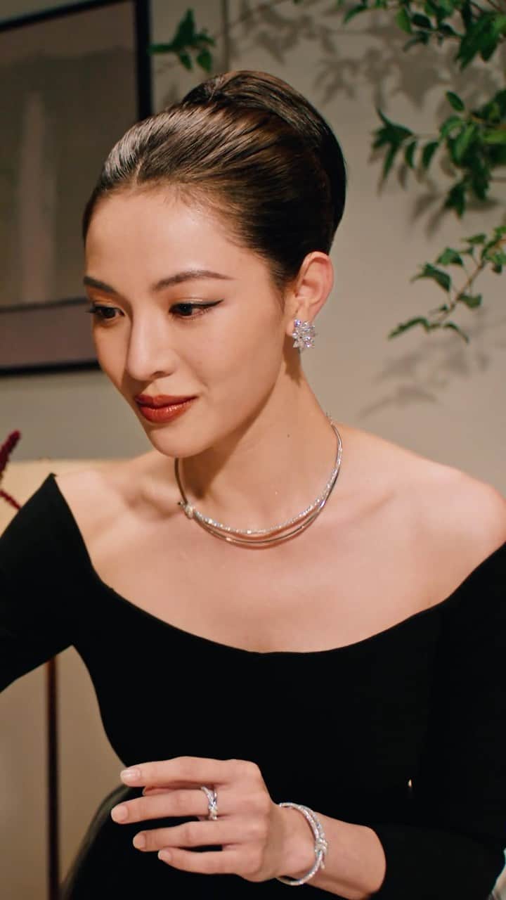 ティファニーのインスタグラム：「The best traditions to pass on are the ones from Tiffany & Co. China brand ambassador @elaine_zhongchuxi prepares for an evening filled with joy in diamond-traced Tiffany Knot and Tiffany Victoria® designs. Link in bio. #ATiffanyHoliday #TiffanyKnot #TiffanyVictoria #TiffanyAndCo」