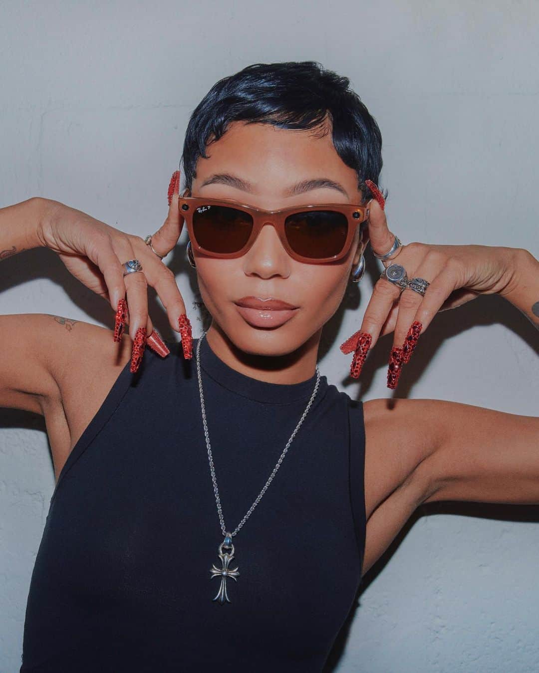 レイバンのインスタグラム：「The hustle never stops! @CoiLeray x @RayBanMeta 🕶️ #RayBanMeta #SmartGlasses」