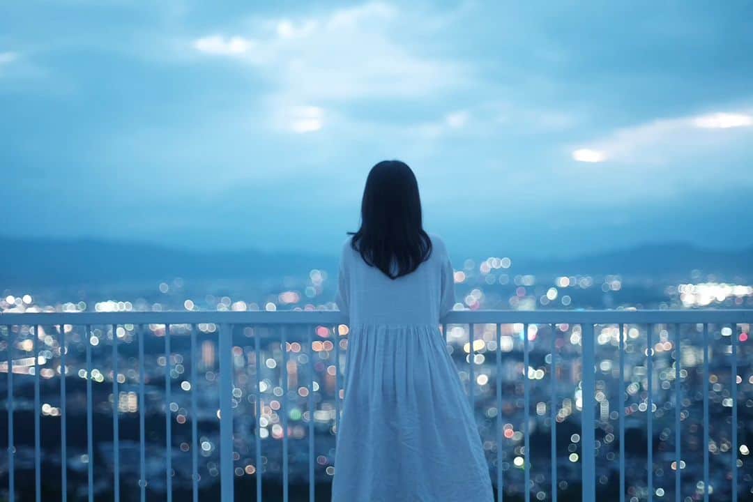 岩倉しおりのインスタグラム：「曇りの日の青い夕暮れがすき。⁡ ⁡」