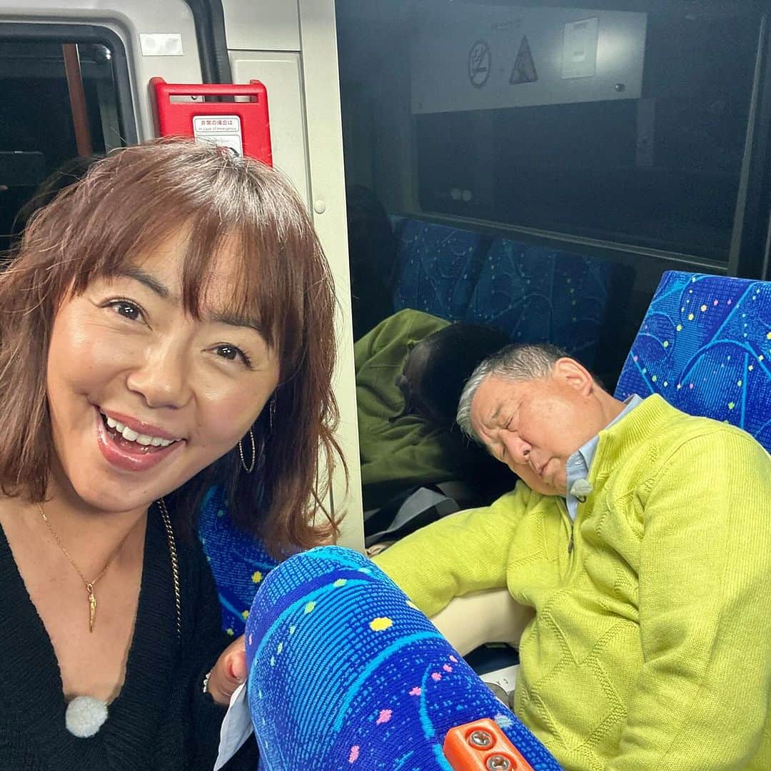 田中律子のインスタグラム：「『路線バスで寄り道の旅』ロケ🚌🚌🚌  2日間のロケで徳さんたくさん歩いてすごかったでーす👏🏼👏🏼👏🏼 番組スタートして、10年‼️来年は11年目🚌ホントにたくさんのゲストさまと、たくさんバスに乗って、色んな場所に行って旅をして、美味しいもの食べて、こんな最高な番組に携わらせていただき、幸せです🤩  また来週もバス旅ロケ🚌🚌🚌 なんとなーく🎵なんとなーく🎵なんとなーく、しあわせー🎵  #路線バスで寄り道の旅  #テレビ朝日 #バス旅  #徳さん安定の爆睡  #2日間ロケ #なんとなくなんとなく  #ザスパイダース」