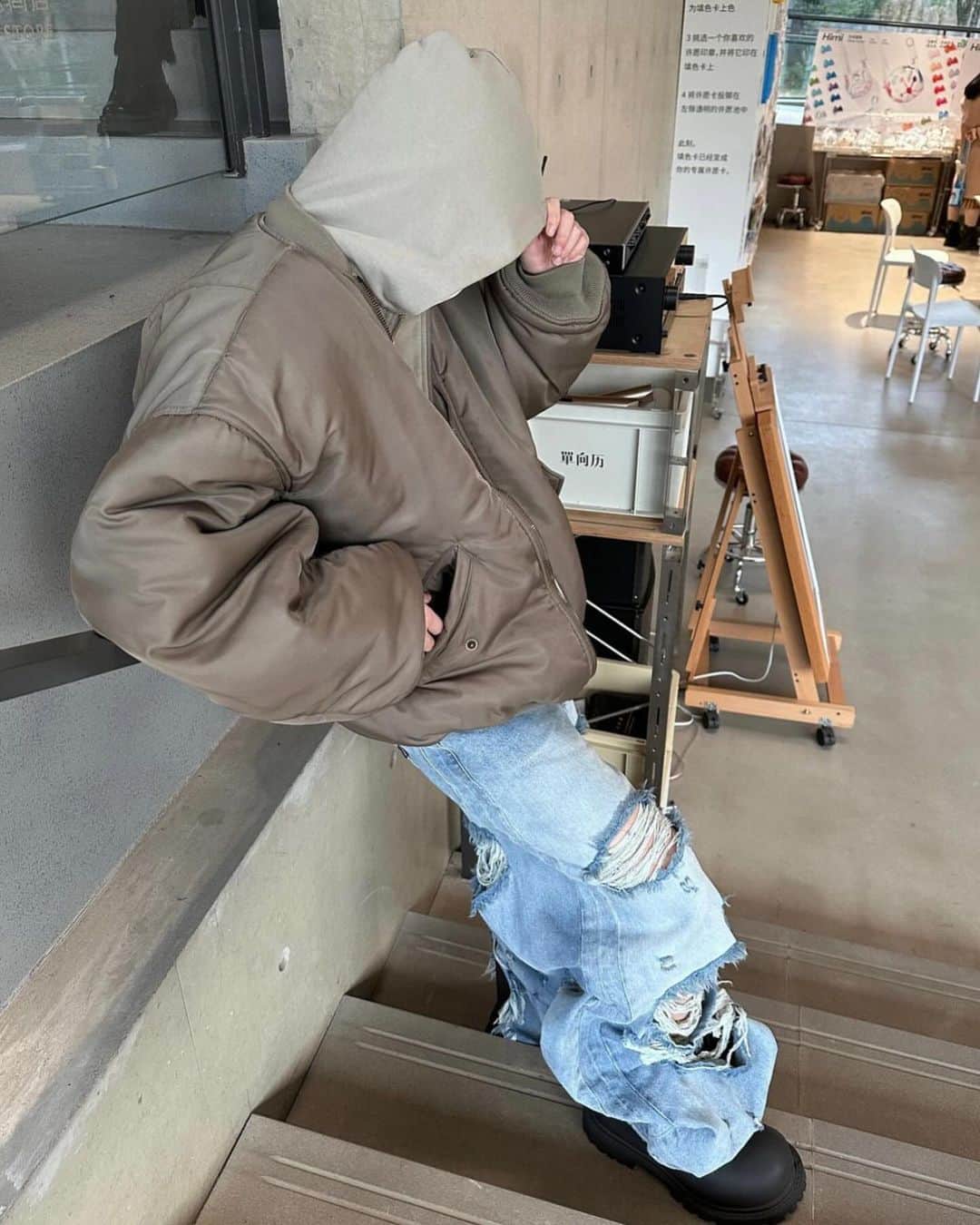 ヴェトモンのインスタグラム：「VETEMENTS  PHOTOS: 1,3 @qxing66 2 @soveliev.soloovevv」