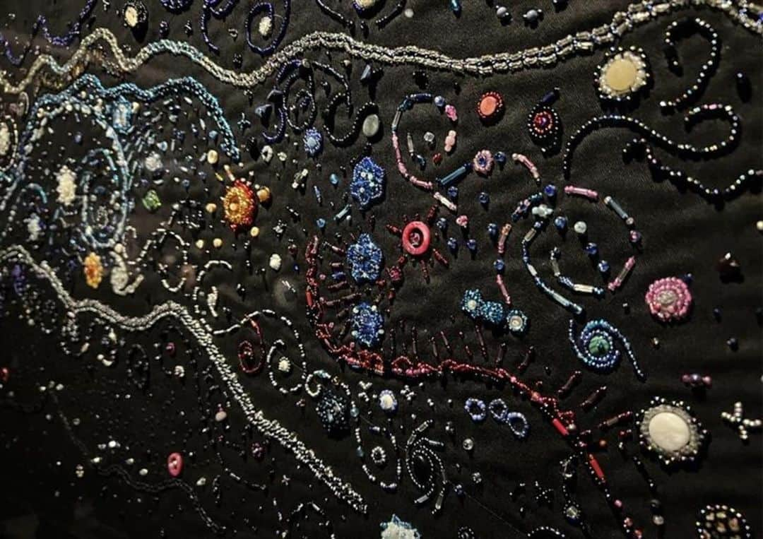 スミソニアン博物館のインスタグラム：「Gwich’in artist Margaret Nazon grew up looking at stars in Canada’s Northwest Territories but she didn’t incorporate her childhood passion for astronomy in her art until she was in her 60s, after seeing images from the Hubble Space Telescope. Swirling galaxies are not traditional subjects in Gwich’in beadwork, so Nazon developed her own signature style.  She created this artwork for the “Lights Out: Recovering Our Night Sky” exhibition at @SmithsonianNMNH.  “Lights Out” explores how the night sky—and its disappearance due to light pollution—affects all life on Earth, from natural ecosystems to human cultures. It’s on view through December 2025. #OurSustainablePlanet  🌌 : “Milky Way, Starry Night # 2” by Margaret Nazon, Gwich’in Tsiigehtchic, Northwest Territories, Canada, 2021.」