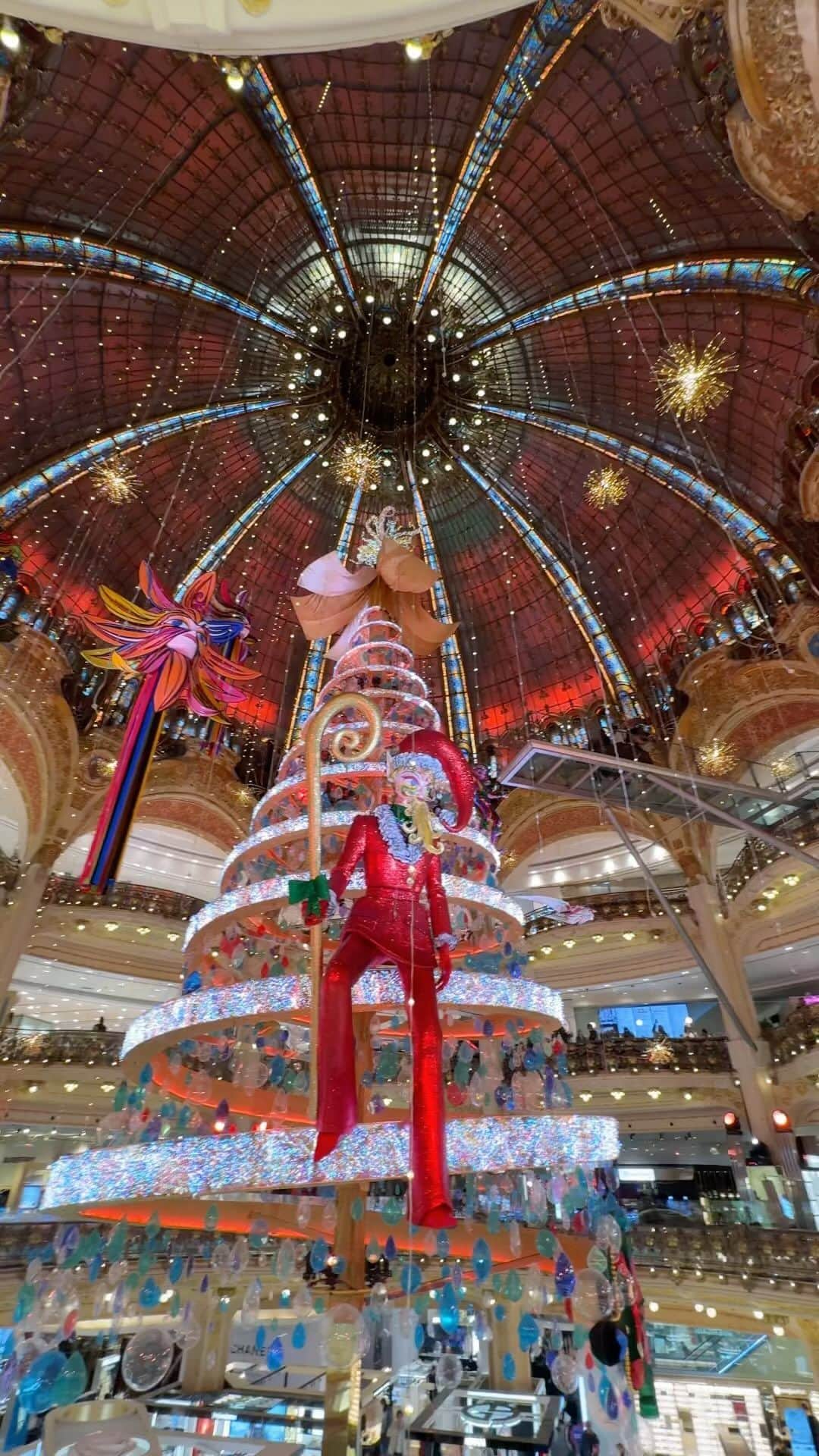 Wonderful Placesのインスタグラム：「Christmas vibes at La Galerie Lafayette! ✨🎄 Tag a friend who needs a dose of holiday 👌 🎅  . . #paris #christmas #holiday #wonderfulplaces #xmas」