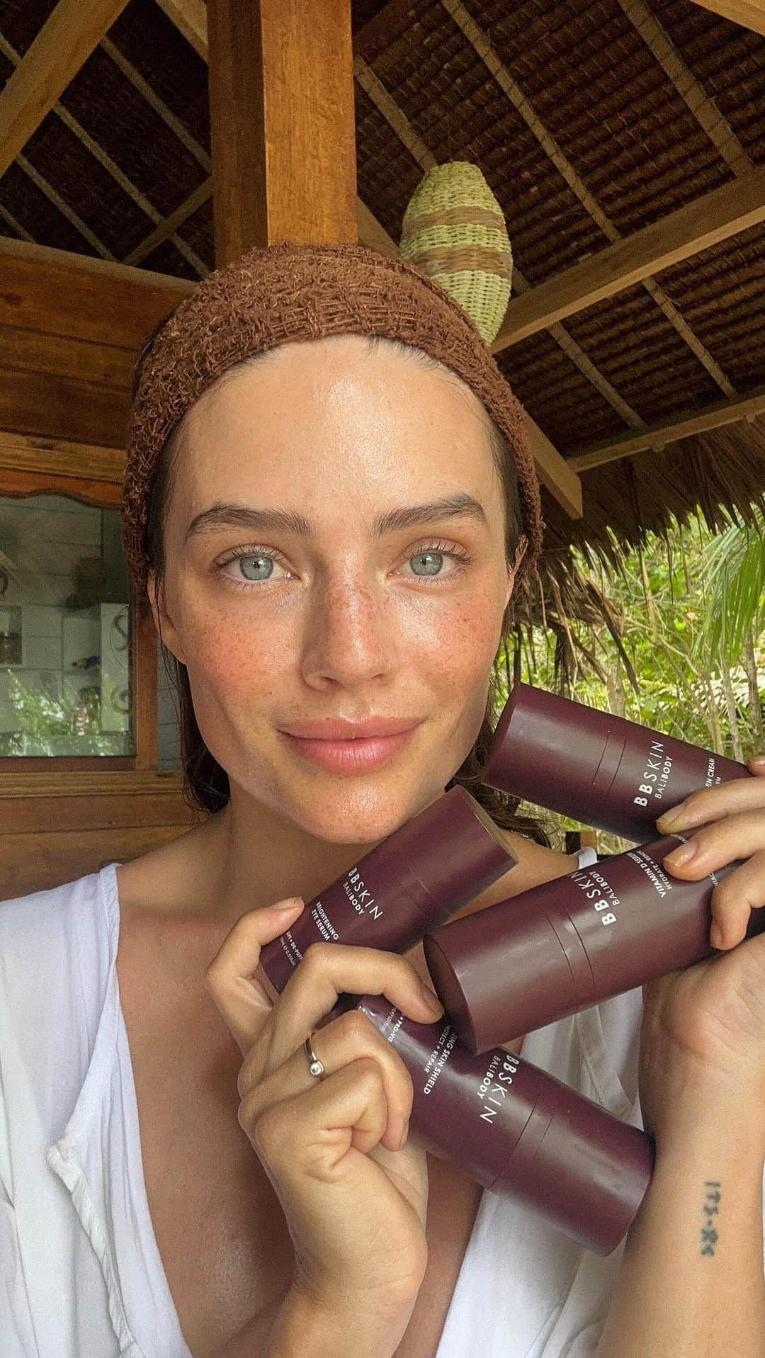 Jessicaのインスタグラム：「If you have been following me for a few years you know I’ve been using @balibody products a long time. Their BBSKIN Range is great, my favorite being the eye serum and the skin shield!  #balibody #bbskin #balibodyskin #skincare #moringskincare #morningskincareroutine #antiaging」