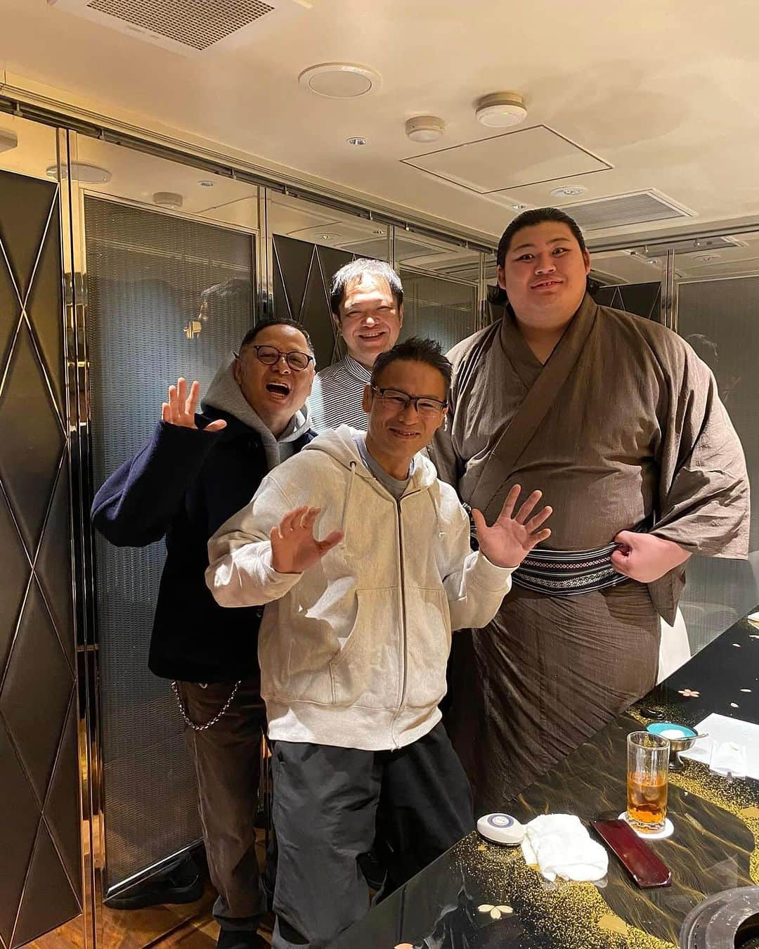 嶋田隆司さんのインスタグラム写真 - (嶋田隆司Instagram)「この頃右膝の調子が思わしくなく　家に籠りっきりの私を　日体大相撲部　齋藤一雄監督が心配下さって　退院祝いしようと外に誘って下さる。リアルプロレスラー　ミノワマンZ、二所ノ関部屋の大の里関も一緒 みんなと会食するとなんか右膝の調子も良くなった気がする。 ドクターボンベの教え通りお酒は一滴も飲んでません😆 しかし大の里デカい〜😊😊 #キン肉マン　#友情パワー　#日体大相撲部　#ミノワマンZ #大の里　#筋肉人　#金肉人　#kinkeshi #kinnikuman」12月7日 0時03分 - takashi.shimada.3110