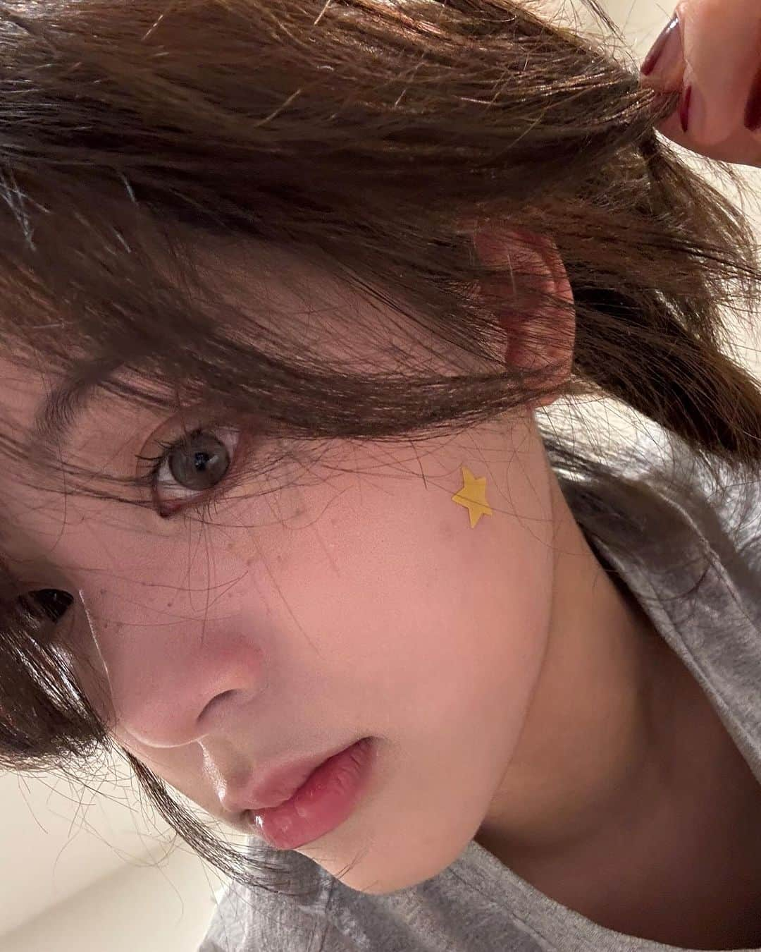 Nanaのインスタグラム：「+ finals, pimples, freckles’   ^  ʚɞ^  ミ⁰̷̴͈ 。⁰̷̴͈ ミ    🤧」