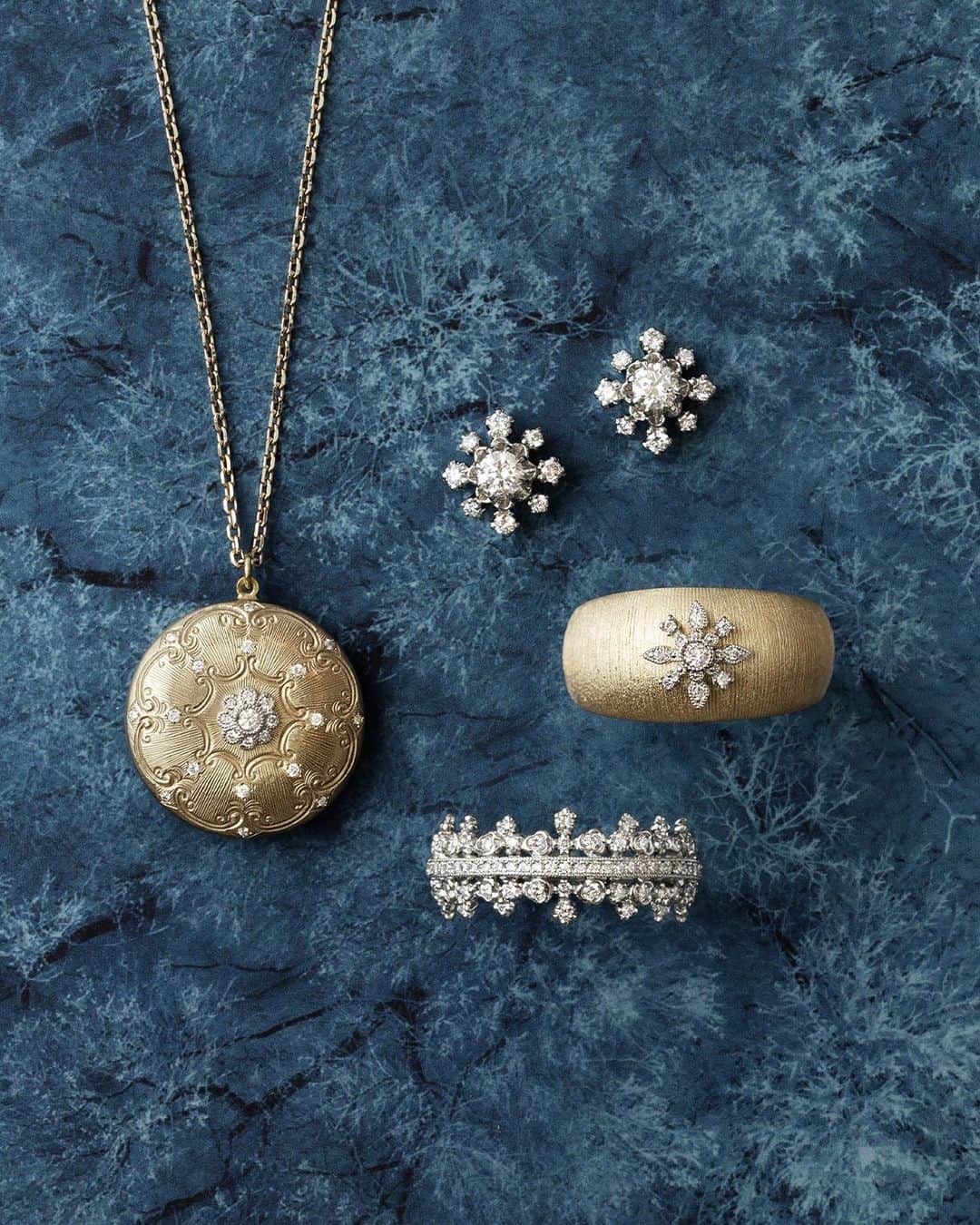 AbHerї〈アベリ〉さんのインスタグラム写真 - (AbHerї〈アベリ〉Instagram)「【A gift for myself】わたしへ贈る、ご褒美ジュエリー  一年間大切に積み重ねてきた日々に、 ご自身を磨きあげてきた毎日に。  一年間頑張ったあなたを一層輝かせる、願いを込めてつくられたアベリのジュエリー。  確かな目で選ばれた素材、卓越した職人により緻密に施された手仕事が時代を超えてきたかのような深い味わいをつくりだします。  こだわりを一つひとつ積みかさねて仕立てたジュエリーは、一日一日を大切に過ごしてきたあなたに寄り添い輝き続けます。  ぜひAbHerïのジュエリーをご自身にふさわしい贈り物としてお選びください。  　 　 ■“OXYMORON” Necklace Design №： 1354A Details： PT, K18CH, Diamond  ■“snow crystal” Pierced earrings Design №： 216B Details：PT, Diamond  ■“silk” Ring Design №：1244A Details： PT, K18CH, Diamond  ■“reticella” Ring Design №：1098A Details： PT, Diamond  　 　 　 ▶ 「ショップを見る」より商品詳細をご覧いただけます。　  ▶︎オフィシャルサイト、オンラインショップは @abheri_official のリンク先abheri.comよりご覧ください。  　 #abheri #abherï #アベリ #ジュエリー #ファインジュエリー #ダイヤモンド #ダイヤモンドジュエリー #ゴールドジュエリー #ネックレス #指輪 #リング #ピアス #k18ジュエリー #宝石 #ジュエリー好き #ギフト #ホリデーギフト #クリスマスプレゼント #ご褒美ジュエリー #アクセサリー #ジュエリーブランド #ジュエリーショップ #ジュエリーギフト #ミルグレイン #jewelry #diamondjewelry #necklace #diamondnecklace #japanbrand #ring」12月7日 0時07分 - abheri_official
