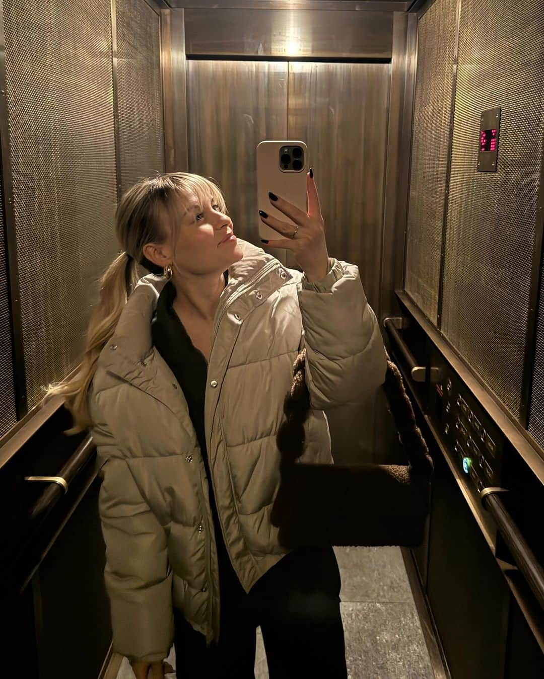 Dagi Beeさんのインスタグラム写真 - (Dagi BeeInstagram)「attachment : 10 images ✨ Weekly recap #48  Foto 1 : Aufzugselfies will never stop 🙅🏼‍♀️  Foto 2 : New nailssss who dis Foto 3 : New nailssss who dis 2.0 Foto 4 : Neues brumm brumm ( würde Nelio sagen ) 🥹 Foto 5 : Berlin für 4 Tage ✨ Foto 6 : Hotel selfcare for mommy  Foto 7 : Dinner for 3 🤌🏼 @dr.emi @about_sush  Video 8 : 1Live 👑 bts 🥲 Foto 9 : After 1Live 👑 Aufzugselfie  Foto 10 : the best time = Neli time 🥹」12月7日 0時08分 - dagibee