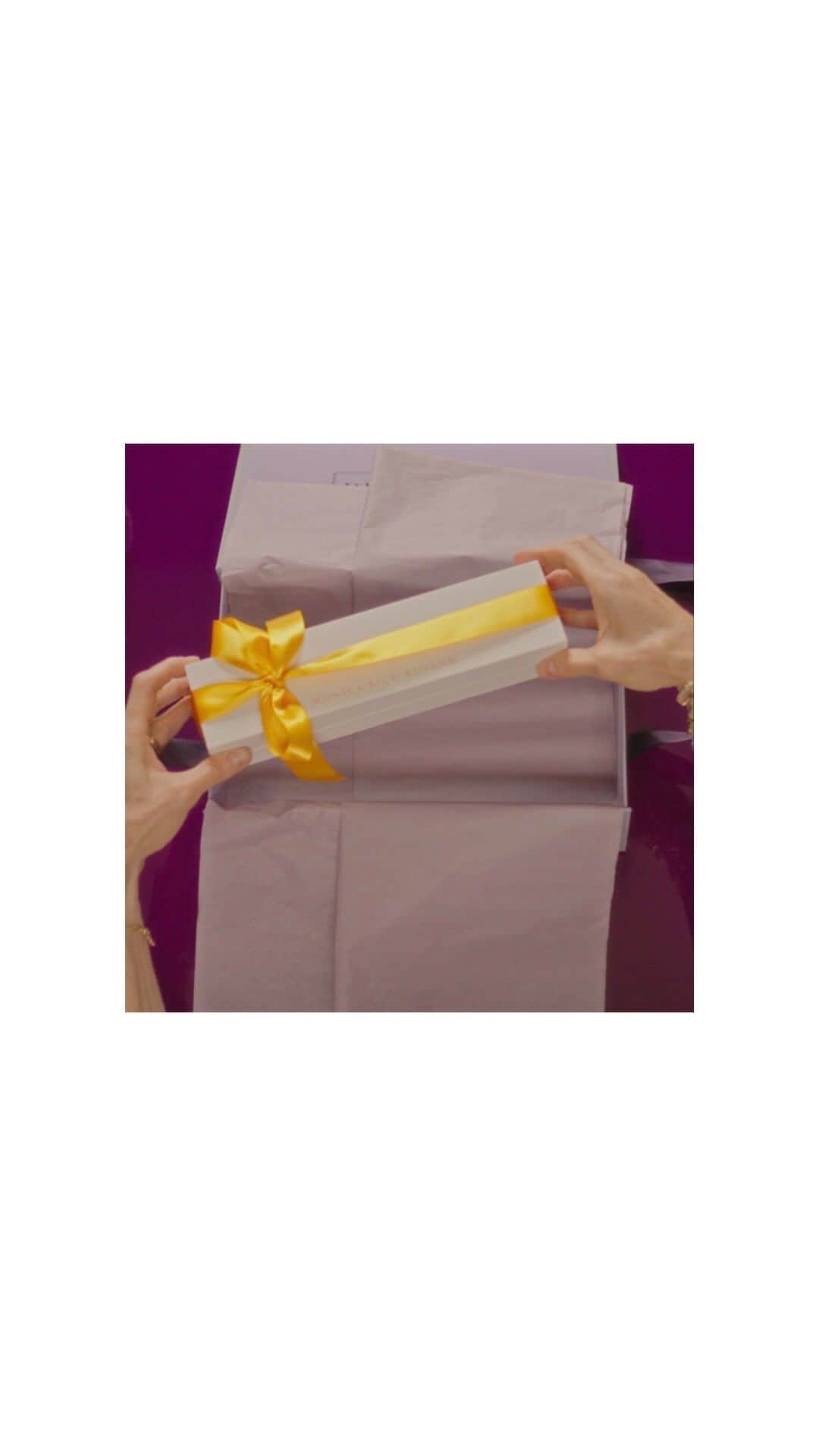 Bergdorf Goodmanのインスタグラム：「UNBOXING BRILLIANCE 🎁 What’s inside that lavender package?  Step inside as Monica Rich Kosann unwraps a gift as dazzling and unique as Bergdorf Goodman itself.  Cue the tennis balls.」