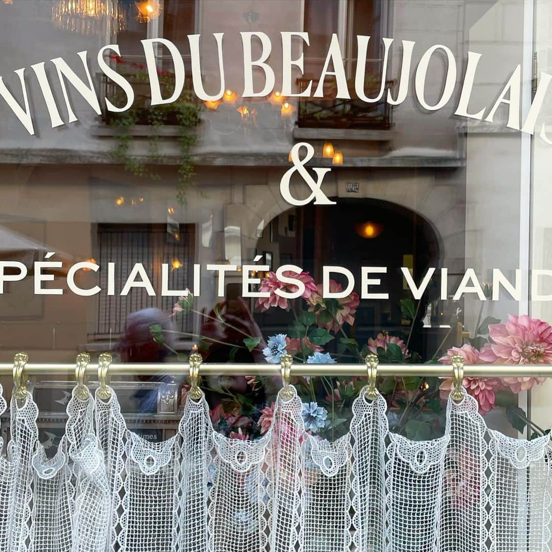 平野紗季子さんのインスタグラム写真 - (平野紗季子Instagram)「パリに行きたいなって思う理由の半分くらい(結構なボリューム)は明子さん @mlleakiko がいるからで、明子さんと行く食事はいつも心まで満たされる。明子さんは、ごちそうさまでしたをした後、よく店のドアの逆方向にスーッと歩いて行く。それでキッチンでなにかをニコニコ話している。お店の人はみんな「明子が来た」と嬉しそうにしている。その姿を見ているとなんか泣きそうになる(涙腺)。私は明子さんが日々重ねてきた大切な人間関係を、だからこそ生まれる居心地やおいしさというものを、分けてもらっているんだなあと気付かされる。それがどれだけありがたく尊いことかあなたは分かってるんですか？って自分を問い正すレベル……心の中で敬礼してます。  1,2,3 @bistrotdestournelles  さきちゃんは絶対食べるべきだと言われたポテト。絶対食べるべきのやつでした。 4,5,6 @lebaratinparis ああバラタン。涙 こないだピエールエルメさんにインタビューした時エルメさんも「バラタンは心の食堂」って言ってた。 7,8,9 @parcelles_paris 野菜のパイおいしかったなあおいしすぎて黙ったなあ明子さんとの食事はいつも黙々として黙々とそれぞれ感動している。ほぼ老夫婦。」12月7日 0時15分 - sakikohirano